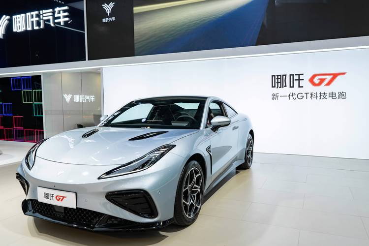 成都114哪吒汽车在智能汽车领域的表现，领途汽车在新能源汽车市场中的影响力